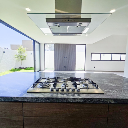 Amplia Casa De Lujo En Venta En Residencial Bajío Hábitat