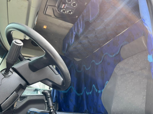 Imagem 8 de 13 de Vw 25390 Constellation 6x2 Teto Alto 2014 Manual