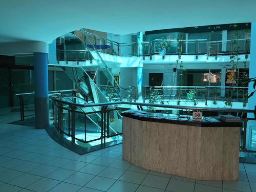 Punta Del Este, Dos Locales Internos En Galeria Calle 24