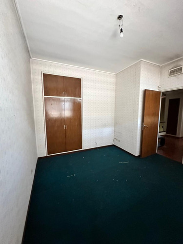 Venta - Con Financiacion - Casa De 3 Plantas - Excelente Esquina Sobre Avda. Vélez Sarsfield