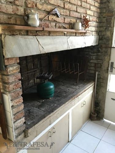 Casa En Venta Con Renta 4 Dormitorios 2 Baños Con Garaje Y Patio- Av. San Martín - Cerrito- Ref: 1424