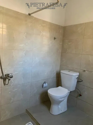 Casa En Alquiler, 3 Dormitorios, 1 Baño, Patio, Cochera. Cerro.