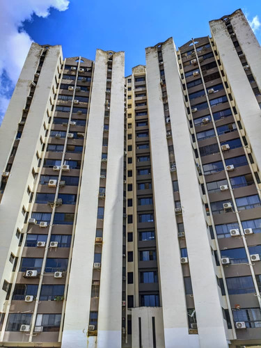 Sky Group Vende Apartamento Ubicado En Una De Las Mejores Zonas De La Ciudad En  Valles De Camoruco, Res. Orinoco Suite 