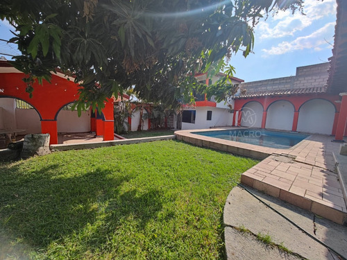 Casa En Venta En Col. Las Brisas, Temixco, Morelos Con Alberca Y Jardín.