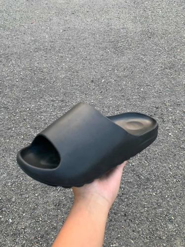 Imagen 4 de 4 de Cholas Chancletas Yeezy Slide