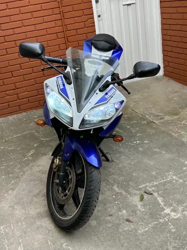 Yamaha R15 V2