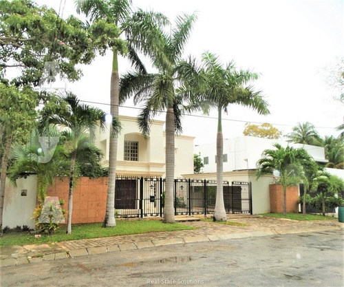 Casa En Venta, Estilo Clásico ,4 Recámaras En Residencial Campestre, Cancún