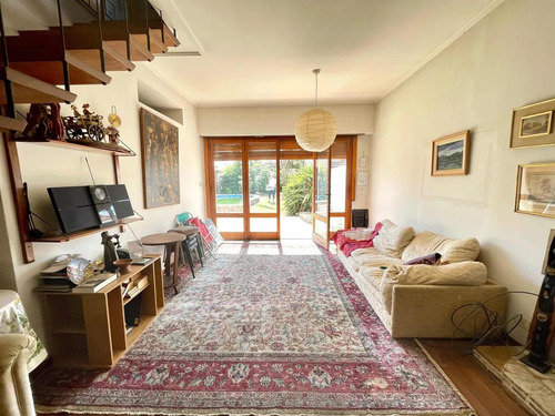 Casa En Venta - 2 Dormitorios 2 Baños - Cochera - 80mts2 - Don Bosco, Quilmes