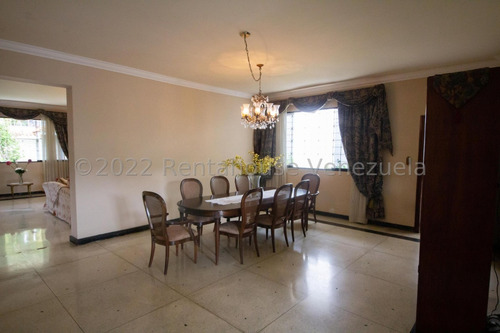 Bella Casa, Con Amplios Espacios Y Jardines Ubicada En Calle Cerrada. 25-17564.