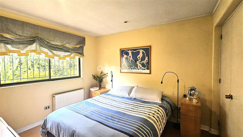 Casa En Venta De 4 Dorm.3 Baños Estar Servicio En Las Condes