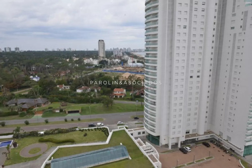   Departamento En Punta Del Este, Torre   Cuenta Con Todos Los Servicios.