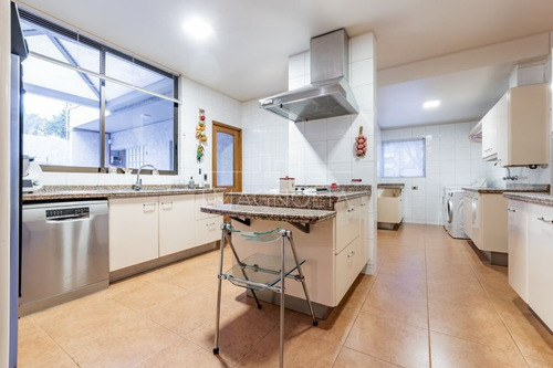 Casa En Venta De 6 Dorm. En Lo Barnechea