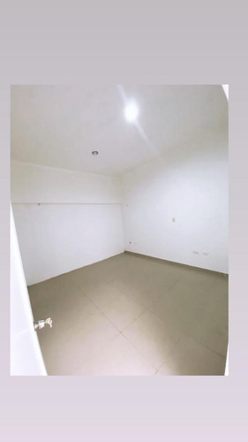 Imagen 2 de 15 de Venta De Casa Quinta, Sector Colinas De Pirineos. Adlz