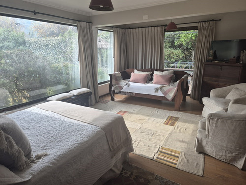 Casa En Venta De 6 Dorm.en Lo Barnechea.calle Cerrada.