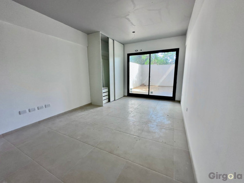 Monoambiente Con Patio En Villa Del Parque En Venta.