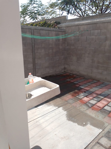 Haz De Esta Casa Tu Nuevo Hogar. Ubicada En Una Privada Con Vigilancia 24/7, Esta Propiedad Combina Funcionalidad, Amplitud Y Excelente Ubicación.