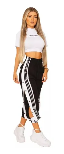 Calça pantalona com fenda sales listras e botões laterais