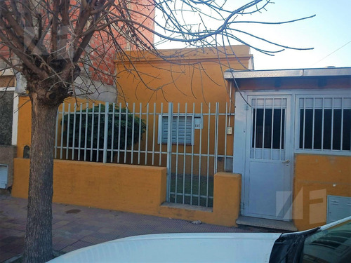 Casa En Venta De 3 Dormitorios, Garage Y Patio B° Gral. Bustos