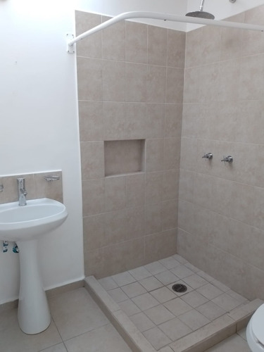 Haz De Esta Casa Tu Nuevo Hogar. Ubicada En Una Privada Con Vigilancia 24/7, Esta Propiedad Combina Funcionalidad, Amplitud Y Excelente Ubicación.