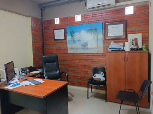 Imagen 11 de 15 de Edificio Y Local Comercial Centrico De Tres Plantas Oficinas Deposito. Unidad Funcional