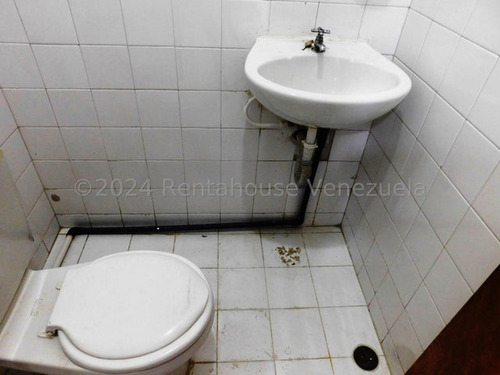 Local Comercial En Alquler Zona Centro Barquisimeto Calle 28, En Excelentes Condiciones Y Zona De Alto Trafico, Codifo 24 27728, Comunicate Soy Gabi Irastorza De Rentahouse.