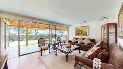 Casa Familiar De 5 Dormitorios Con Amplio Terreno De 746 M2