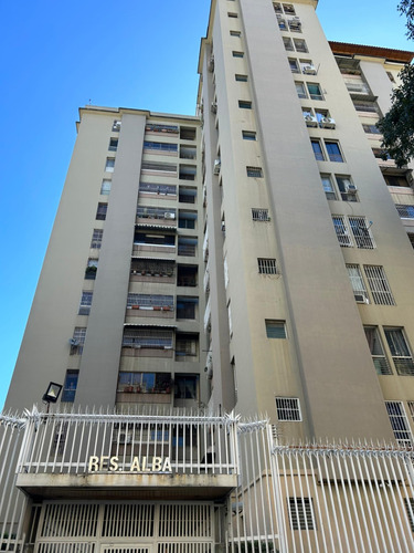 Vendo Bello Apartamento De 3 Habitaciones En Calle Cerrada En La Urbina