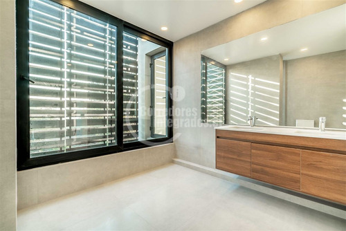 Casa En Venta De 6 Dorm. En Colina