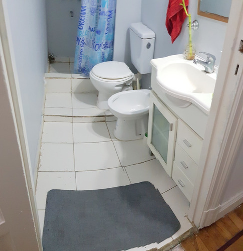 Imagen 23 de 30 de Uruguay Al 100. Semipiso. 3 Ambientes. 2 Dormitorios. Superficie 60 M2. Piso 2. Al Frente A La Calle. Balcón. Detalles De Categoría. Pisos De Roble De Eslavonia Con Guardas En Recepción Y Dormitorios.