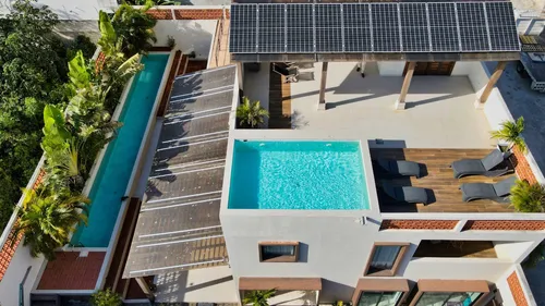 2 Casas Por El Precio De Una! Villa De 7 Recamaras Con 2 Albercas Lock-off Amueblada