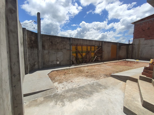 Casa Com 3 Quartos E 2 Banheiros - 100 M2 + 240m2 De Terreno