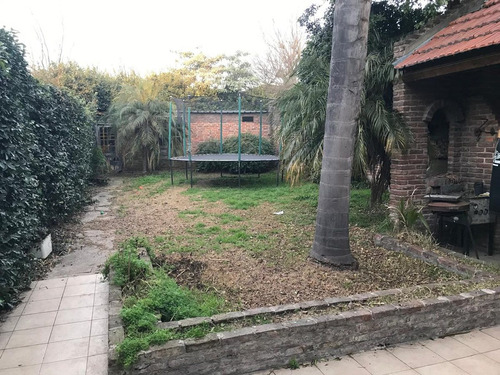 Casa En Banfield O. Con Parque! Acepta Permuta!