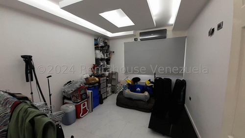 Hernoso Apartamento Totalmente Remodelado En Los Chaguaramos, Codg Mas 25-16702