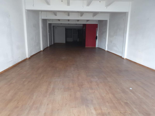 Edificio Comercial, 18 De Julio Entre Paraguay Y Rio Negro