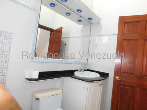 Maria E. Vende Negociable !! Esta Casa No Solo Es Un Hogar, Sino Una Oportunidad De Crecimiento Y Valor A Largo Plazo!!, Con Una Cálida Piscina, En Parroquia Catedral, Lara#25-11394*