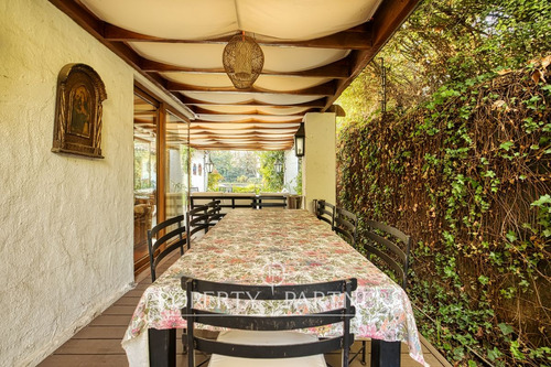 Casa Chilena En Sector Residencial, Cercana A Cole...