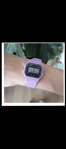 Reloj De Pulsera Digital Dama Q&q Rosa Cronometro Alarma Correa Lila Bisel Lila Fondo Negro