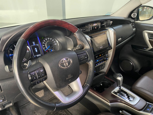 Imagen 14 de 16 de Toyota Hilux Sw4 Tdi Srx At L16 2019