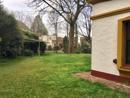 Casa Colonial Impecable En Un Lindo Lote Parquizado En Venta
