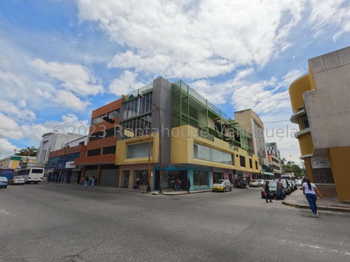 Edificio Comercial  En Venta En Zona Centro De Barquisimeto, Con 4 Locales De La Parte Abajo.