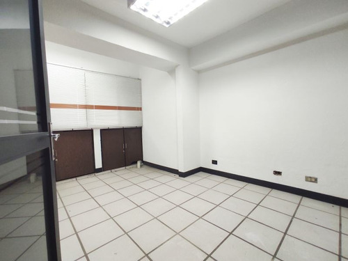 Se Vende Oficina Centro Profesional La California. Con Entrada Principal Por La Fco. De Miranda Y Al Estacionamiento Por La California. Cuatro Cubículos Cómodos. Piso Medio.