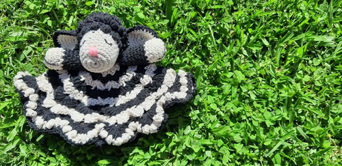 Imagen 1 de 9 de Rebecca La Oveja Negra, Mantita De Apego Tejida Al Crochet
