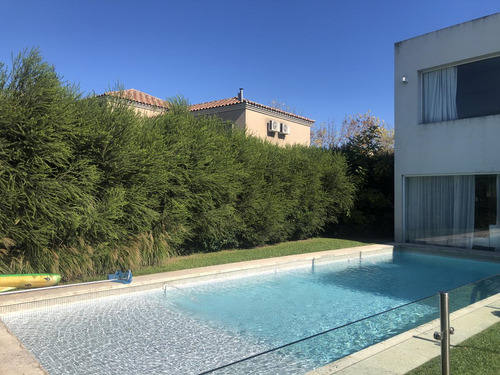 Excelente, Práctica Y Funcional Casa En Venta En Las Glorietas