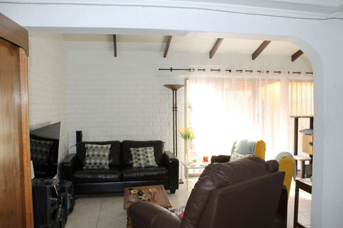 Vendo Linda Casa, 19 Florida Oriente.