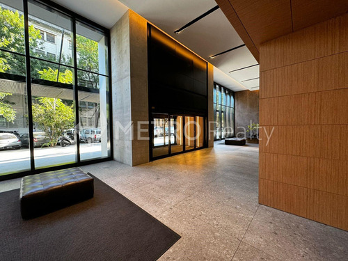 Venta, Departamento 2 Ambientes Con Cochera En Quartier Del Bajo ,puerto Madero