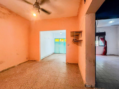 Venta/permuta - Casa De 2 Dormitorios Con Cochera Y Patio Seco A Reciclar. Alvear, Rosario.