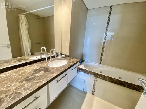 Apartamento En Venta De 2 Dormitorios Y Medio - Playa Mansa