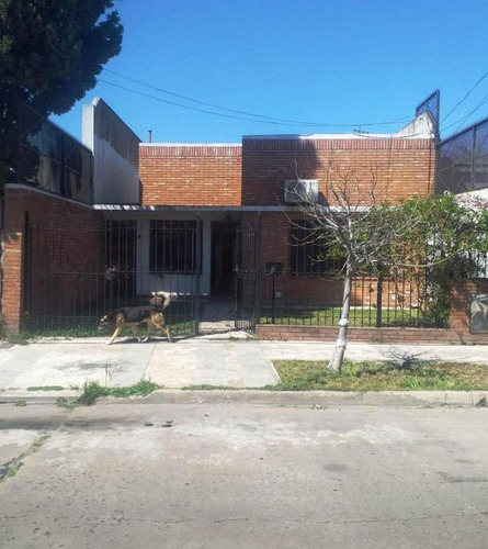 Casa En Venta - 3 Dormitorios 1 Baño - Cochera - 211mts2 - Gerlí, Lanus