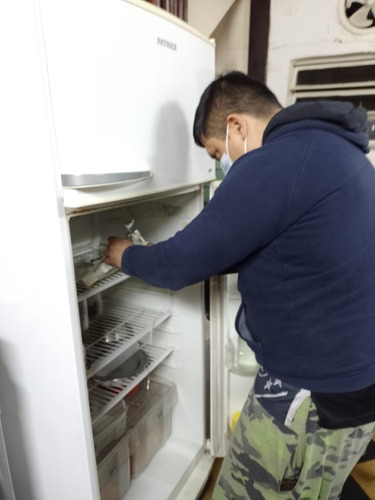 Imagen 1 de 10 de Servicio Técnico De Heladeras , Carga De Gas , Reparacion