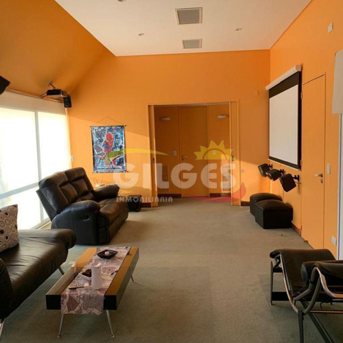Venta De Casa 10 Amb. En Olivos De Categoría Con Pileta